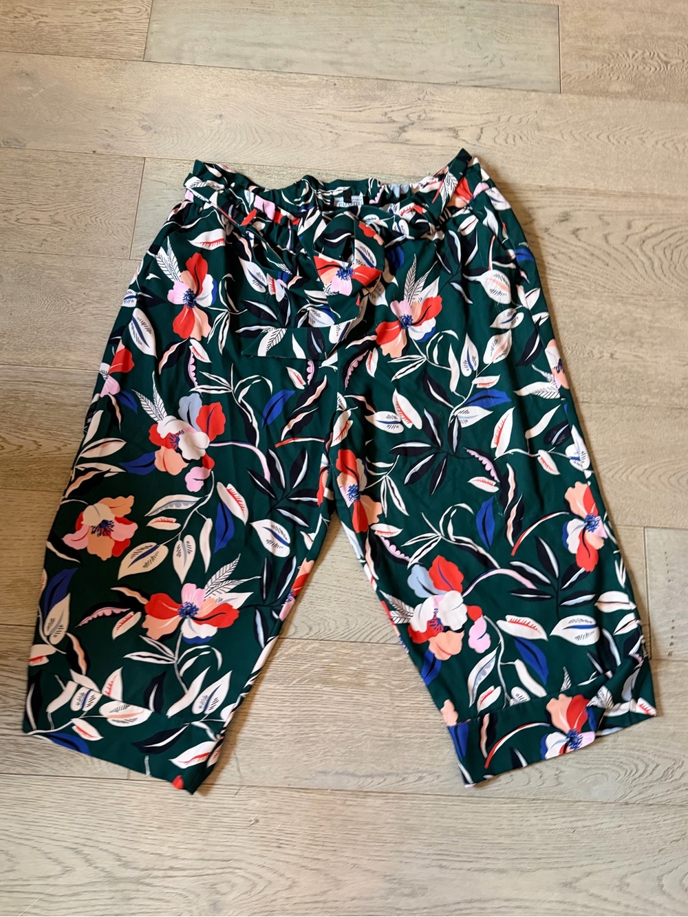 Eloquii Floral Wide-Leg Crop Pants in Dark Green
